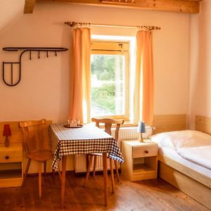 Pokój z dwoma pojedynczymi łóżkami